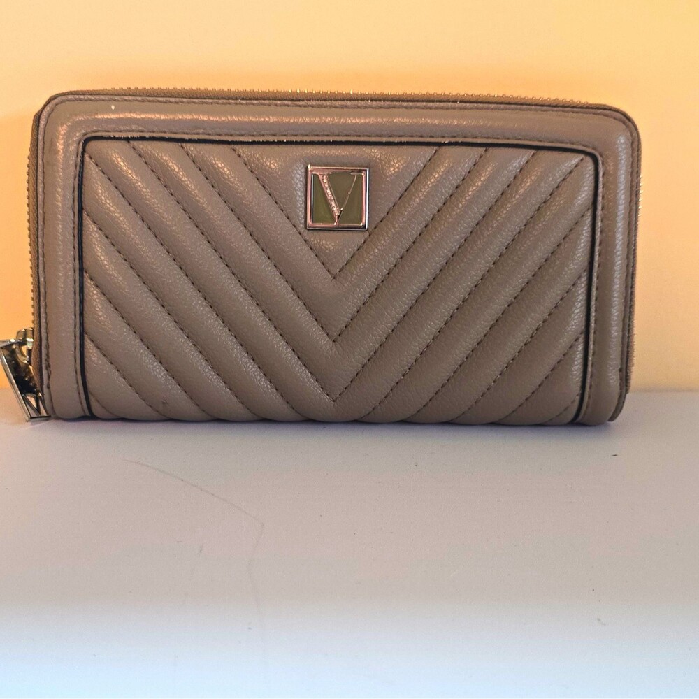 Victoria's Secret Gray Quilted Zip-Around Wallet Logo Zipper Credit Card B4